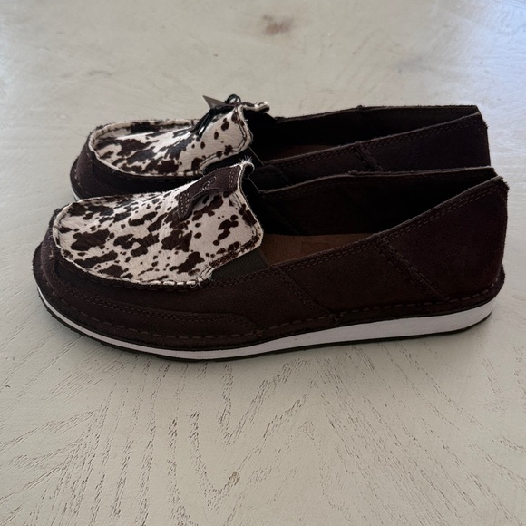 Ariat woman’s cruiser slip on shoes in chocolate chip suede cow print 9 NWT $95 - Picture 3 of 8